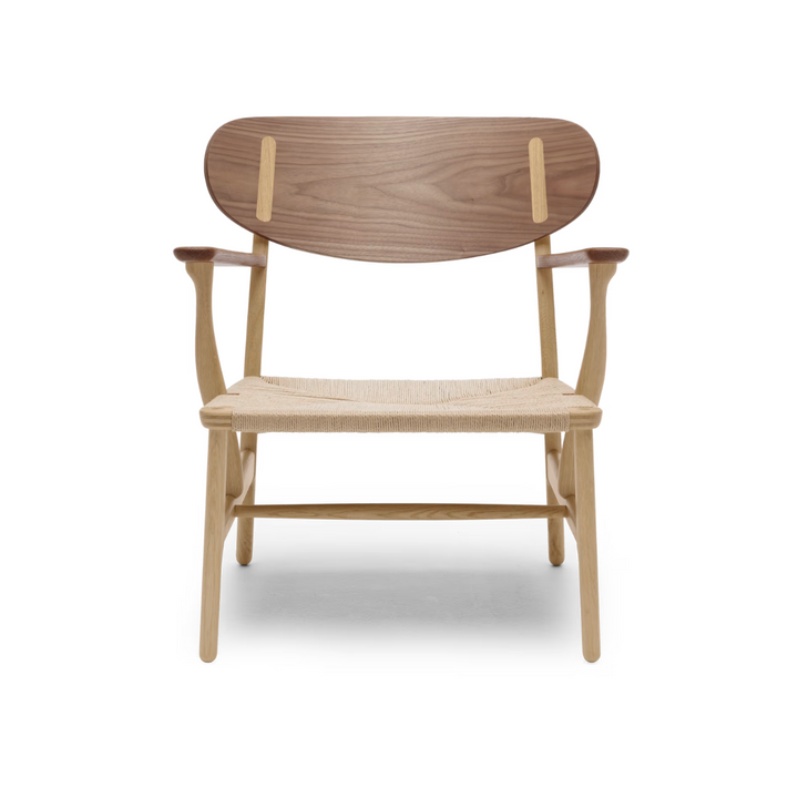 CH22 loungestole fra Carl Hansen & Søn med fletsæde i olieret eg/valnød