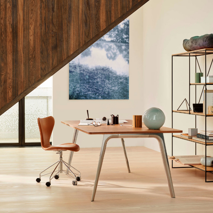 Syver kontorstol designet af Arne Jacobsen for Fritz Hansen i valnød læder på kontor