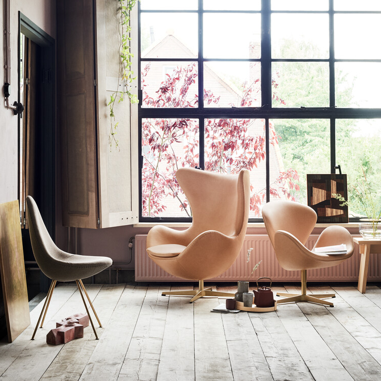 3110 Dråben spisebordsstol fra Fritz Hansen i fuldpolstret stof i Hallingdal i stue