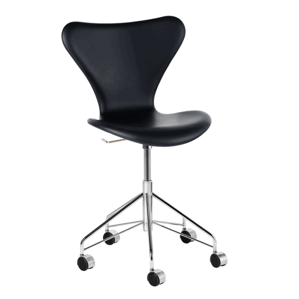 Syver kontorstol designet af Arne Jacobsen for Fritz Hansen i sort læder