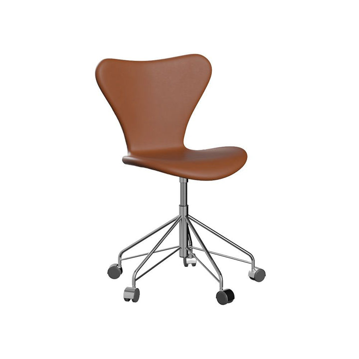 Syver kontorstol designet af Arne Jacobsen for Fritz Hansen i valnød læder