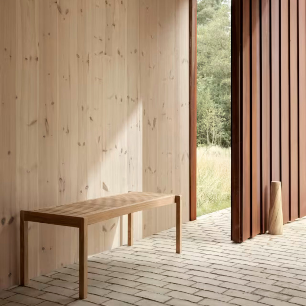 AH912 udendørsbænk, havebænk fra Carl Hansen & Søn ved terrasse