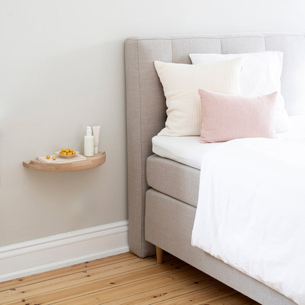 Arcus Console hylde fra Aakjaer Furniture i hvidolieret eg i soveværelse