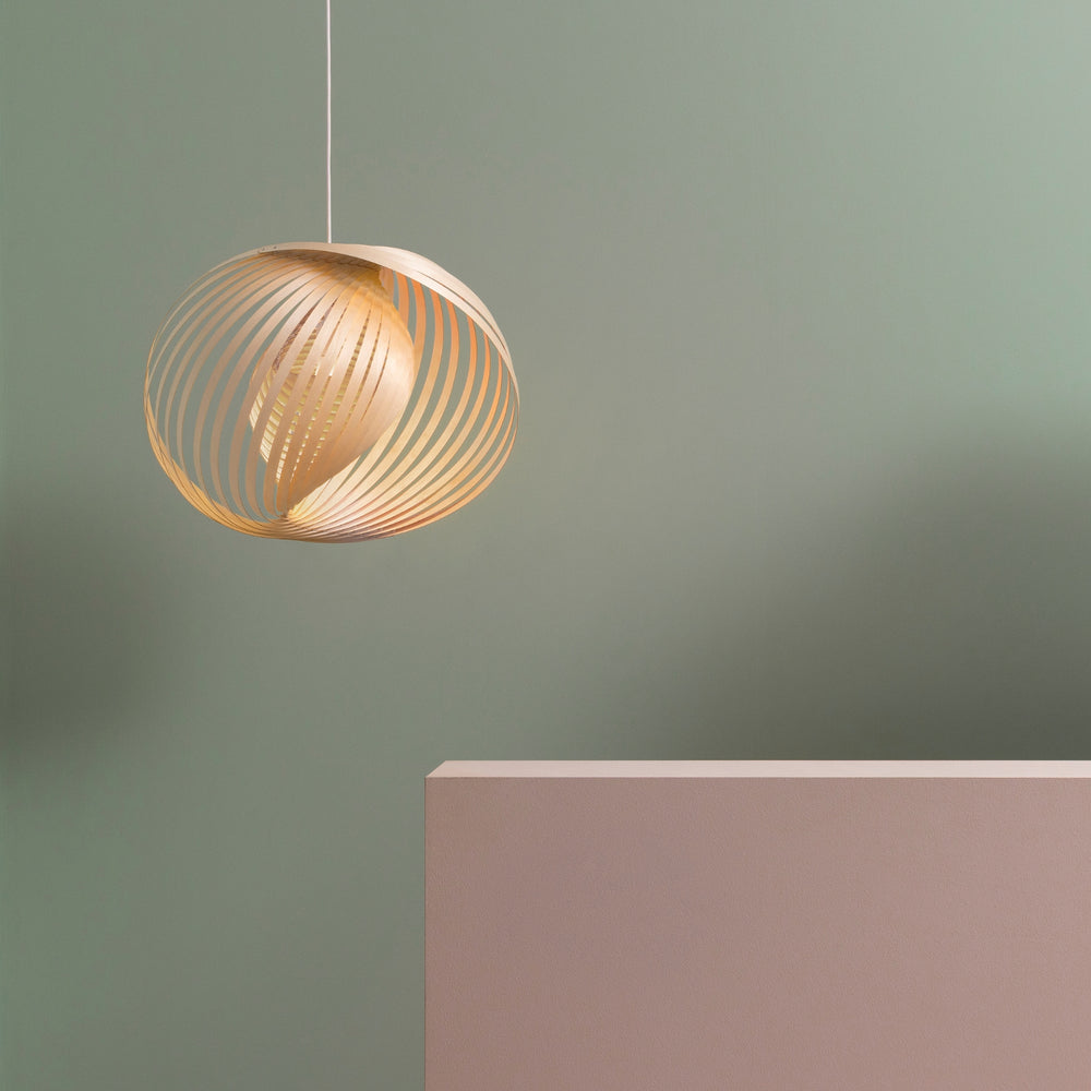 Dekrorativ Adilo pendel fra Secto Design i birk