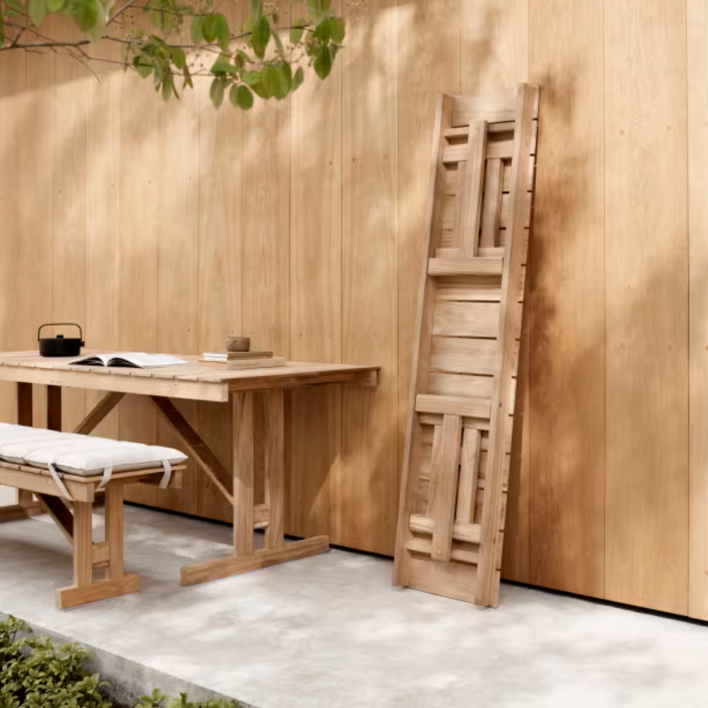 Havebænk fra Carl Hansen & Søn - Fåes med hynde og i flere størrelser. Miljøbiillede af havebænken, hvor den er klappet sammen