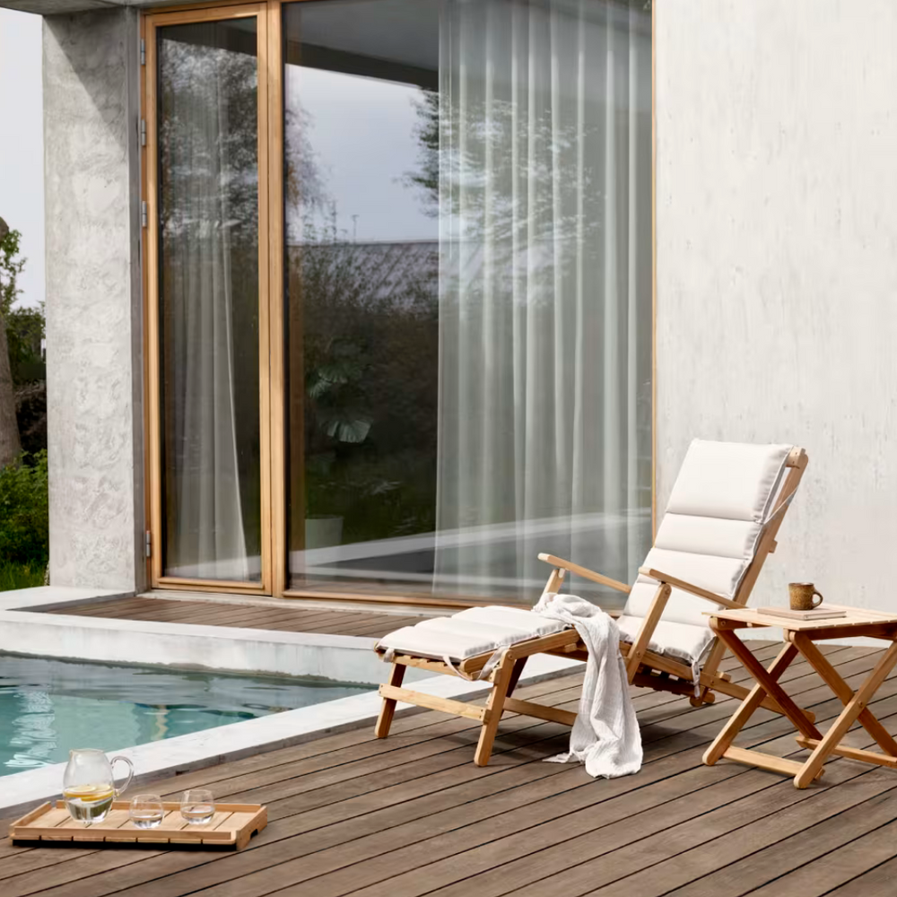 BM5565 solstol liggestol fra Carl Hansen i massivt træ med hynde på terrasse