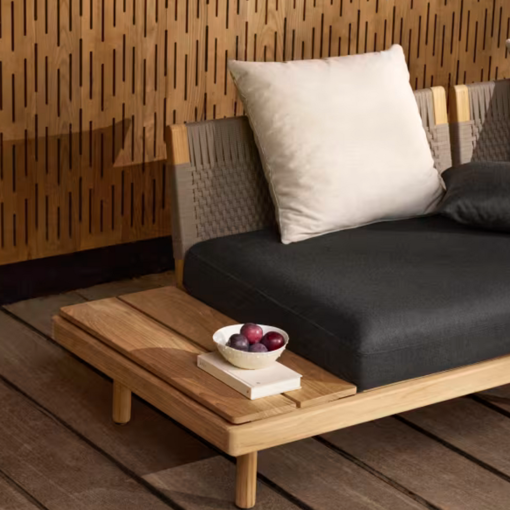 EOOS3-personers sofa med sidebord, teak med vejrbestandigt polster på terrasse