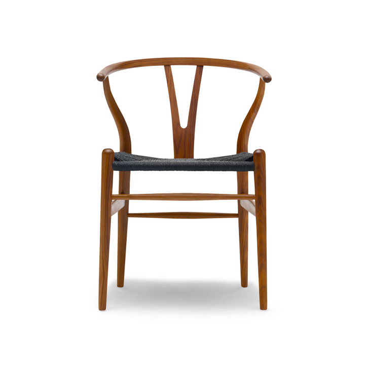 CH24 y-stol designet af Wegner med sort flet i farven lakeret valnoed