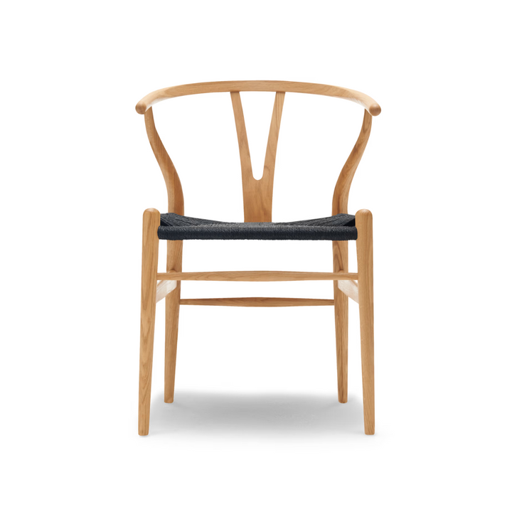 CH24 y-stolen designet af Hans J. Wegner med sort flet i farven olieret eg