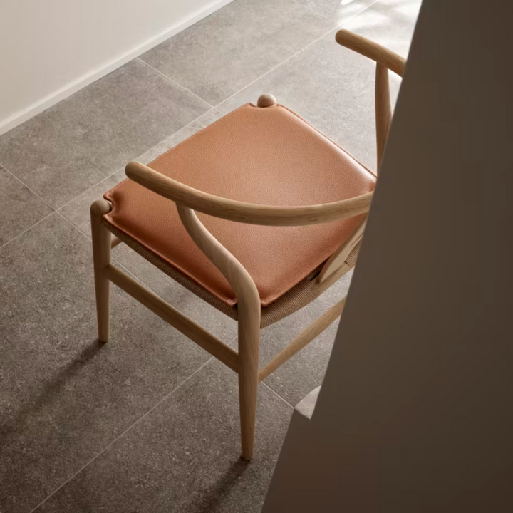 Hynde til y-stol i cognacn, loke7050 på stol
