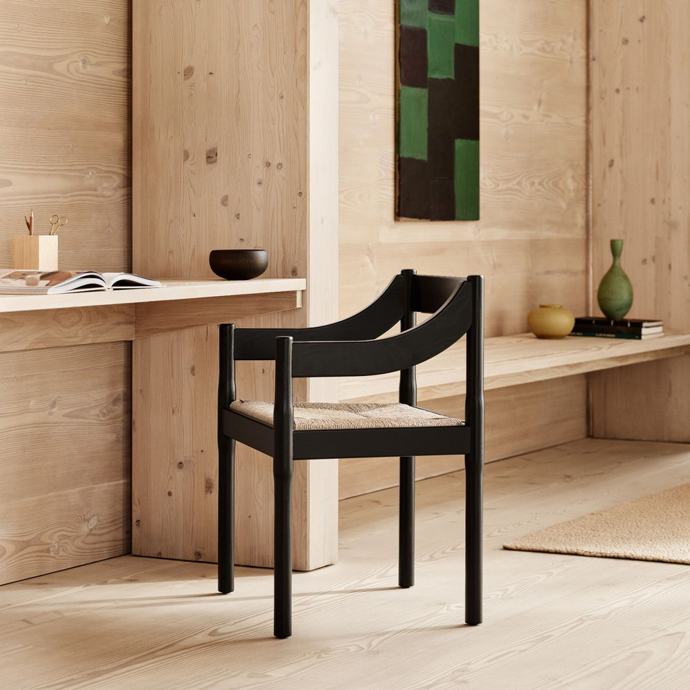 Carimate stolen designet af Vico Magistretti for Fritz Hansen i sort i stue