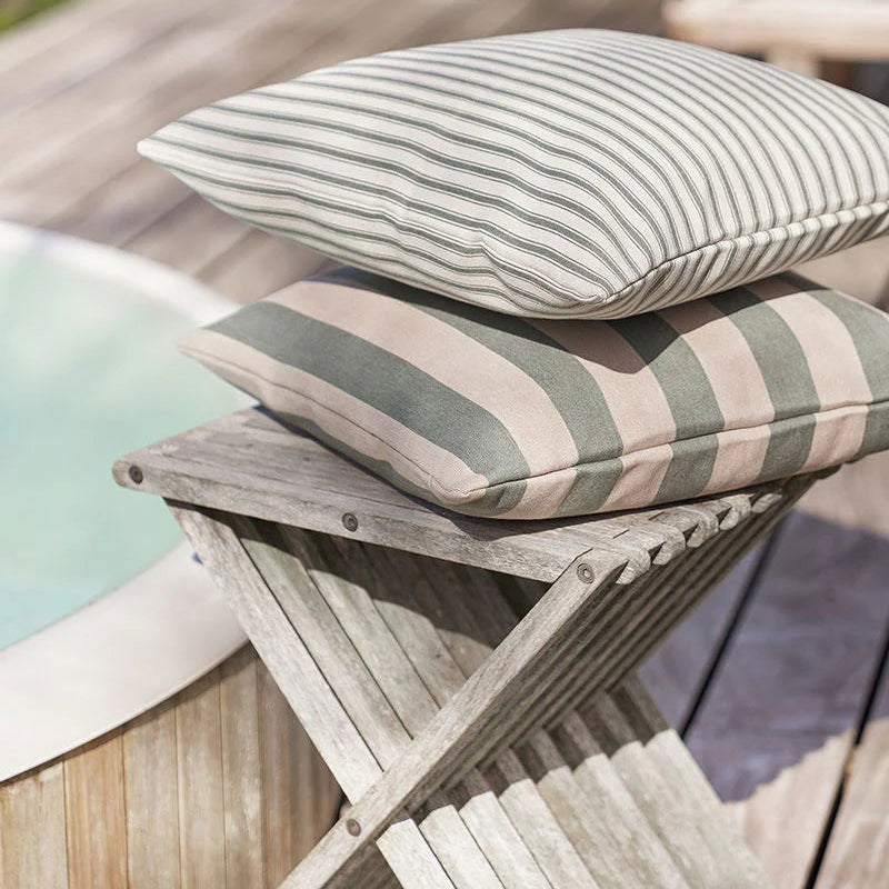 Compliments vandafvisende udendørspude i grønne striber