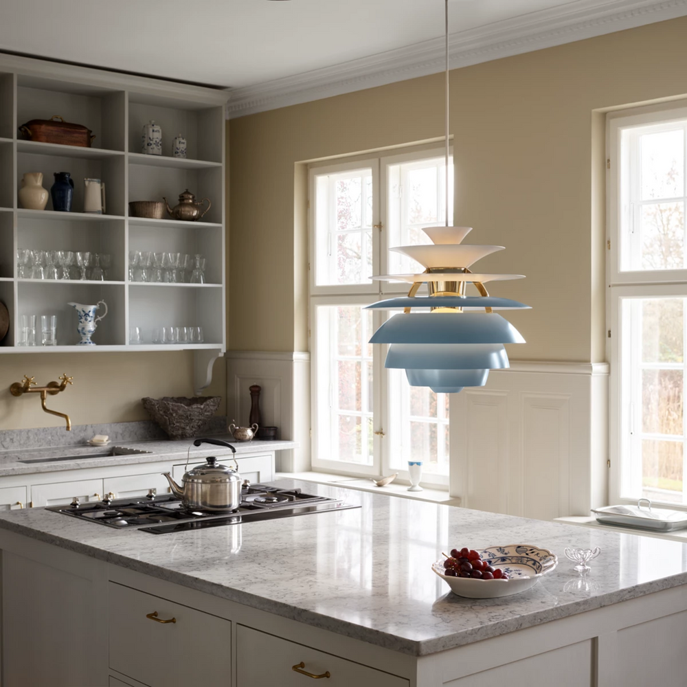 PH Snowball fra Louis Poulsen i nye smukke farver. Her ses lamepen i Dusty Blue Brass Metallised.