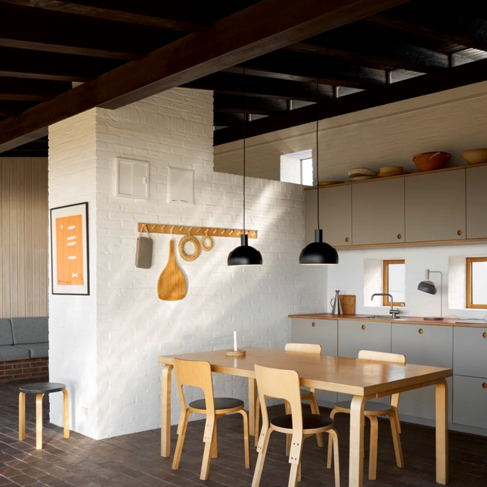 Nyhed fra Louis Poulsen, FJ Elements-pendlen har nedadrettet lys og en diffuser, der giver behagelig blændfri belysning. Ved at dreje den nederste skærm rundt om den øverste skærm, kan lysets retning justeres. Derudover, giver en åbning mellem den øverste skærm og fatningshuset mulighed for diskret opadgående belysning