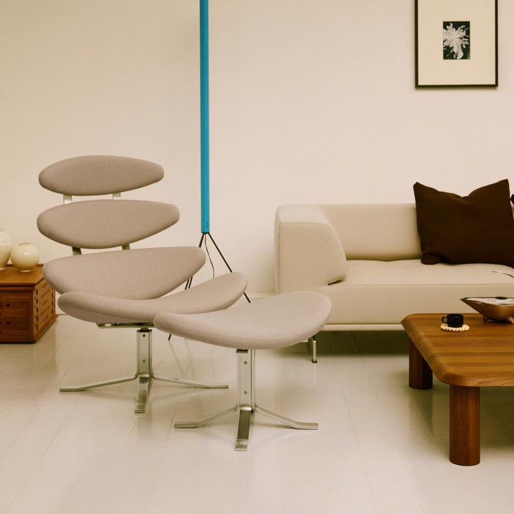 Corona loungestol fra Fredericia Furniture inkl. fodskammel er giver ekstra komfort. Perfekt til stuen.