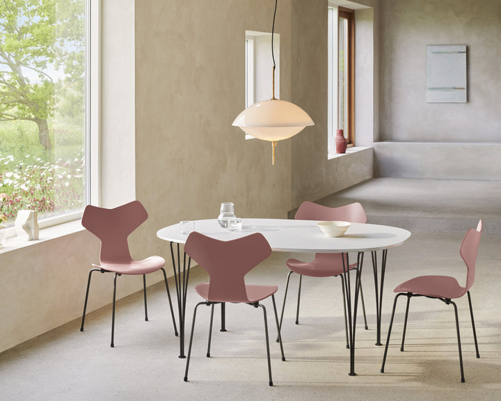 Musling pendel lampe fra Fritz Hansen i spisestue