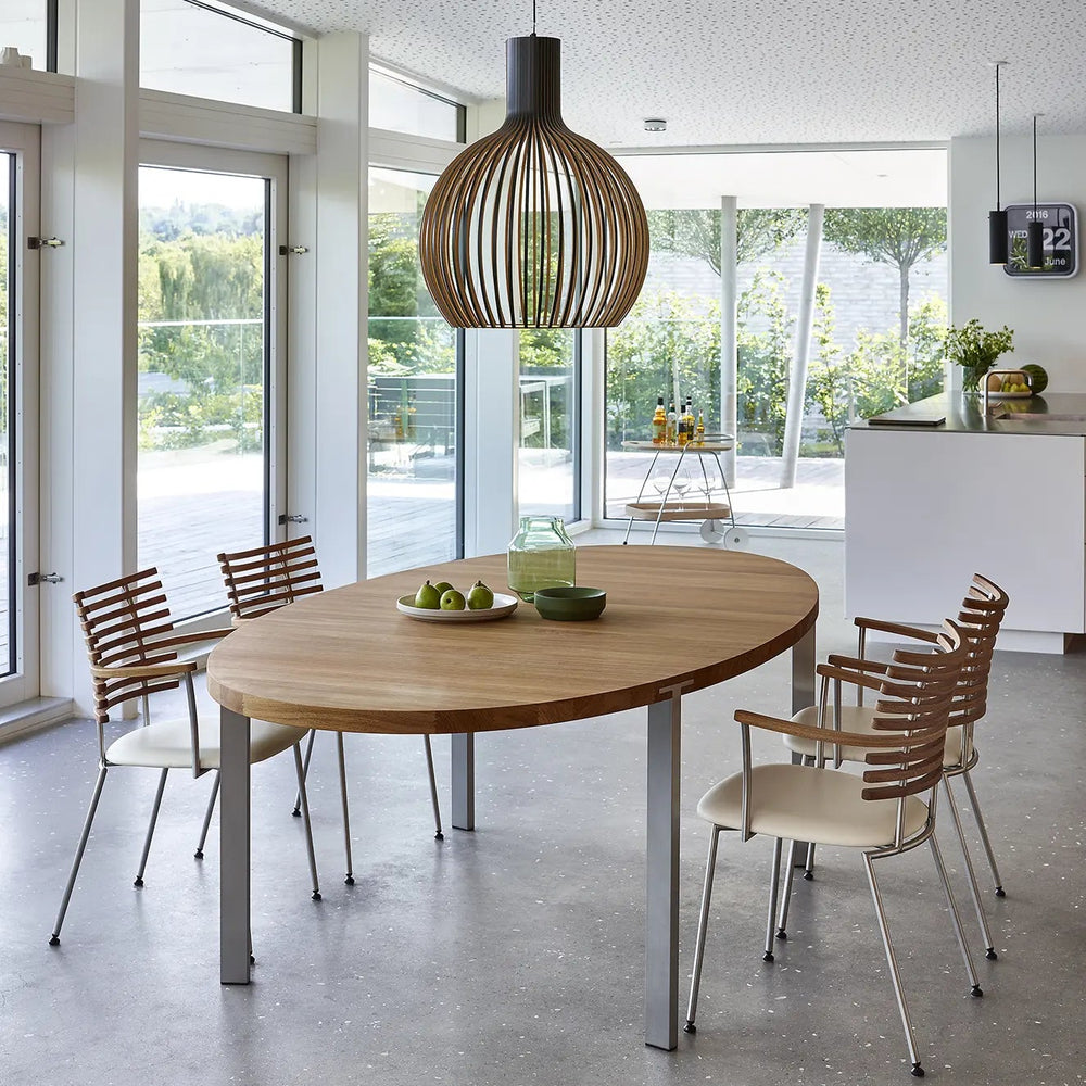 Ovalt spisebord fra Naver Collection. Bordet har en bordplade af træ og bordben i rustfrit stål, som fås i forskellige farver. Det er muligt at tilkøbe tillægsplader.