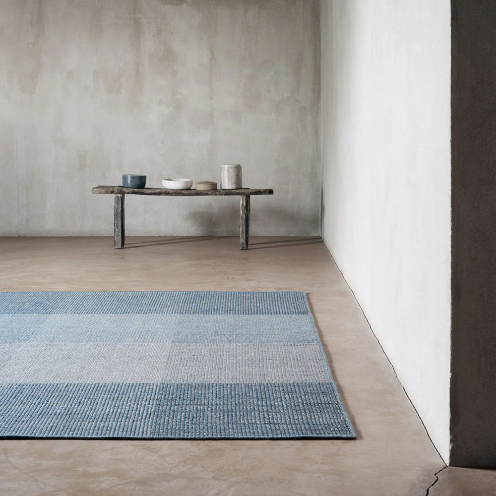 Genova gulvtæppe fra linie design petrol blå