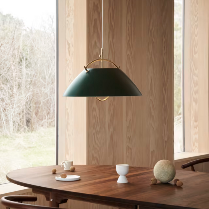 HJW37 pendel lampe fra Carl Hansen og Søn i grøn messing