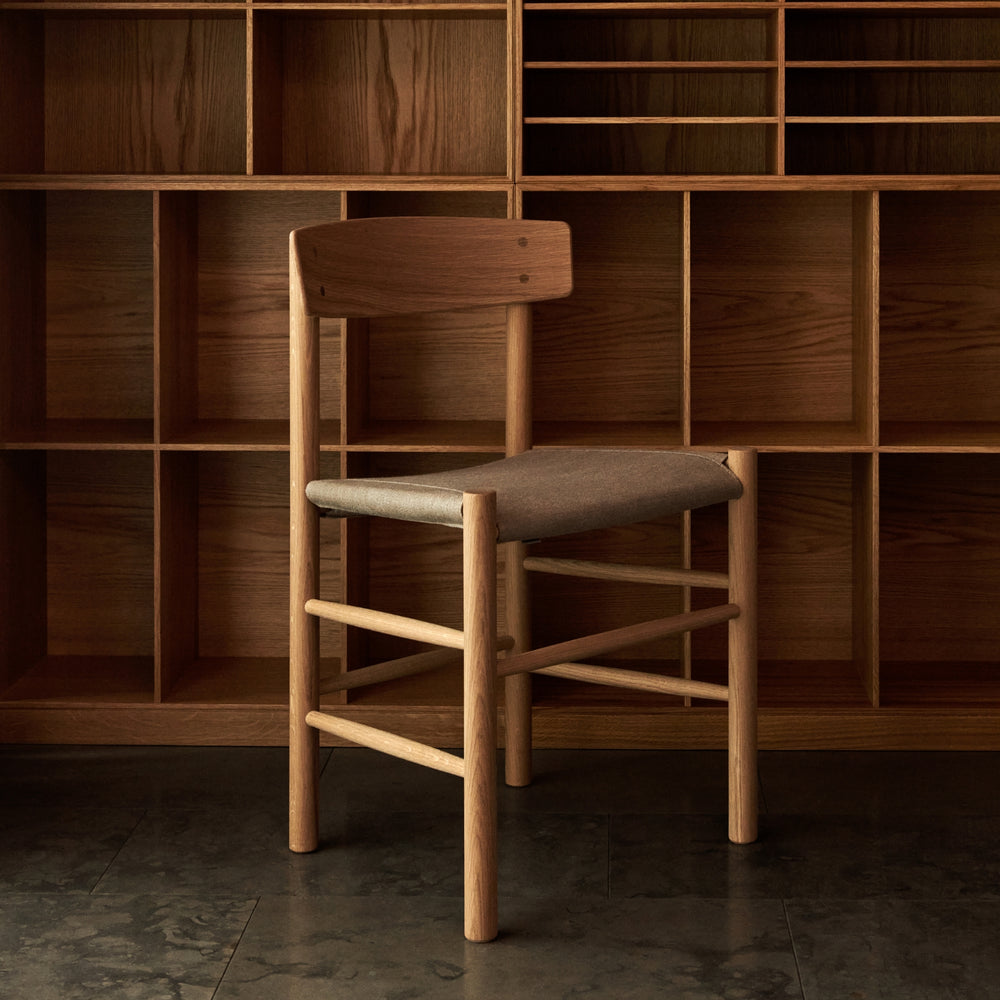 J39 Folkstolen sædepolstret med natur canvas i eg sæbe hjemme