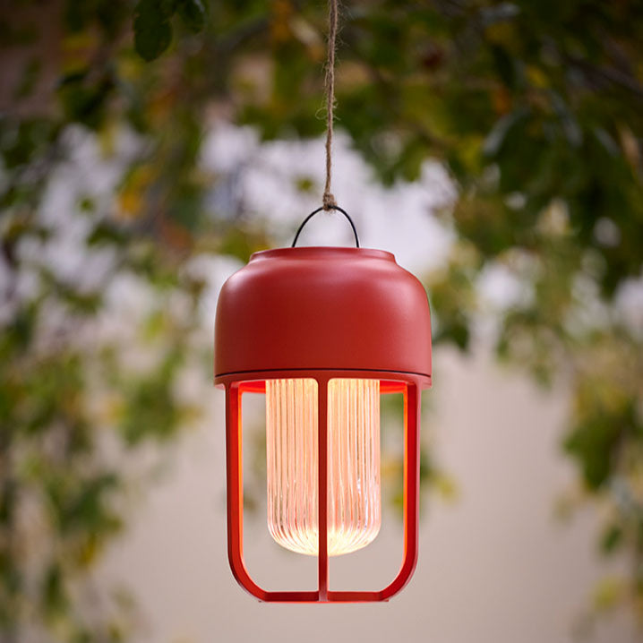 Light No. 1 bordlampe fra HOUE. Brug lampen udenfor for at skabe en hyggeligt miljø. Flyt den rundt efter behov.