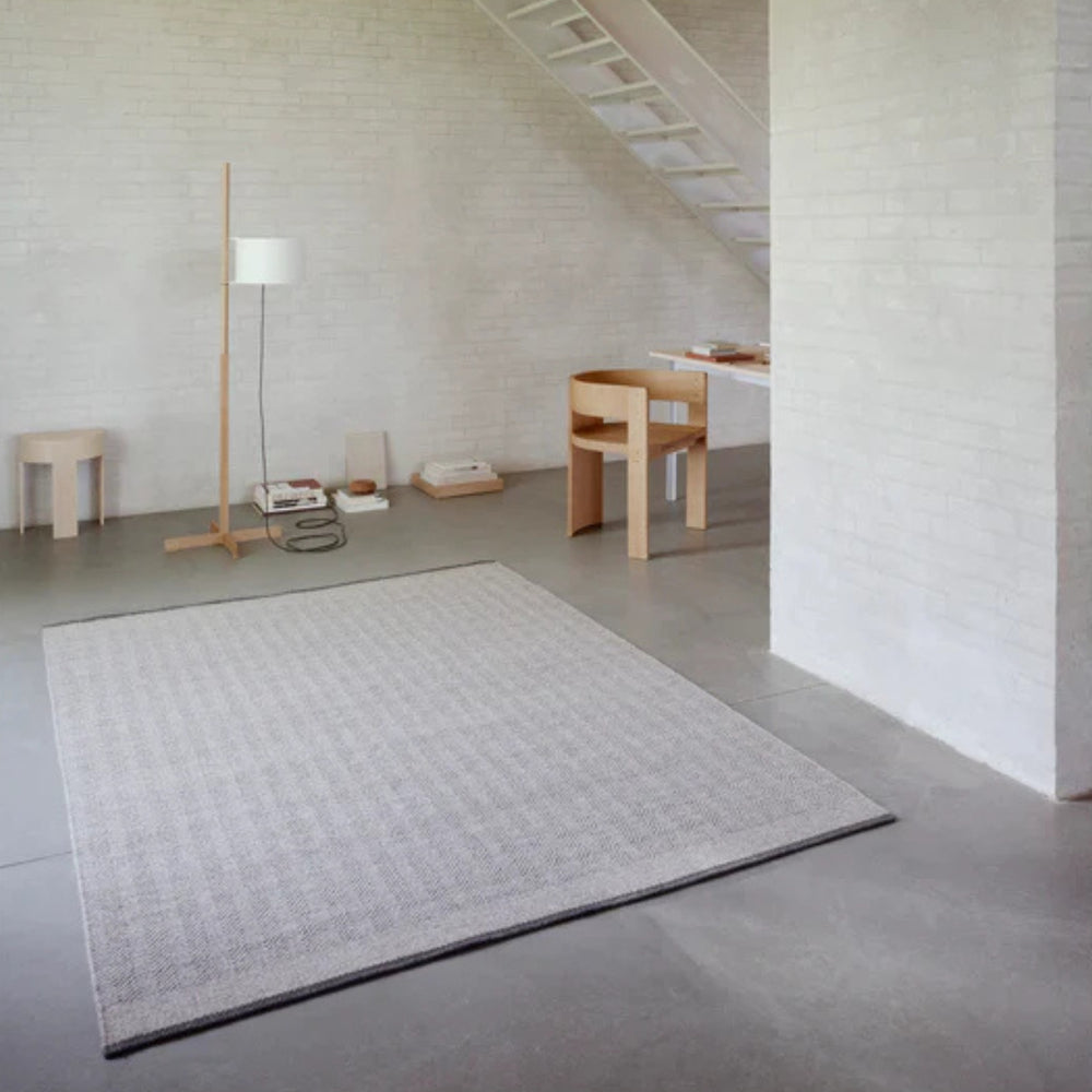 Stratum echo gulvtæppe fra Linie Deisgn i farven granite i stue