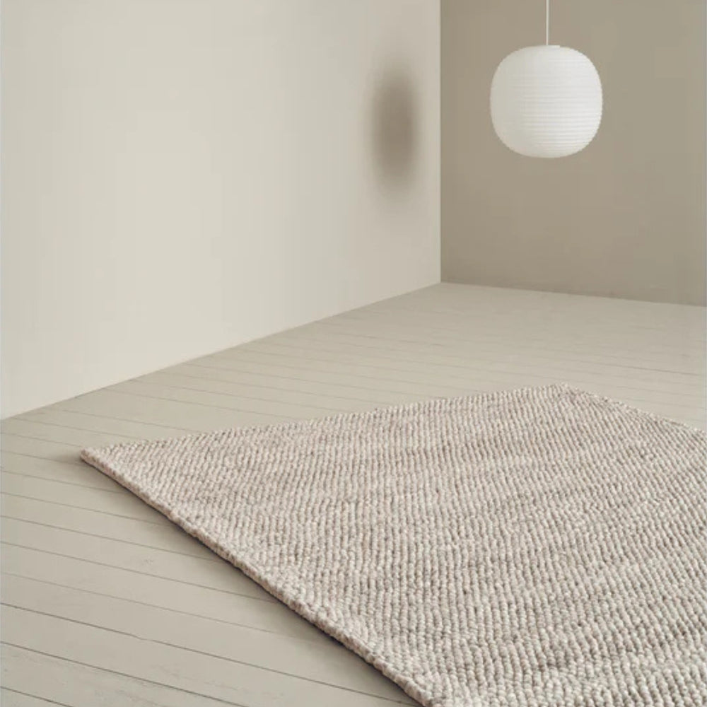 Gulvtæppe Arctic fra Linie Design i farven lt/grey på gulv