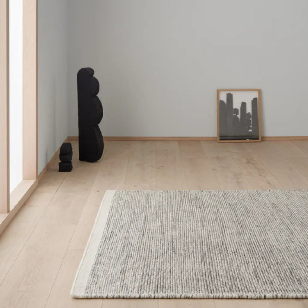 Asko gulvtæppe fra Linie Design i farven mixed på værelse