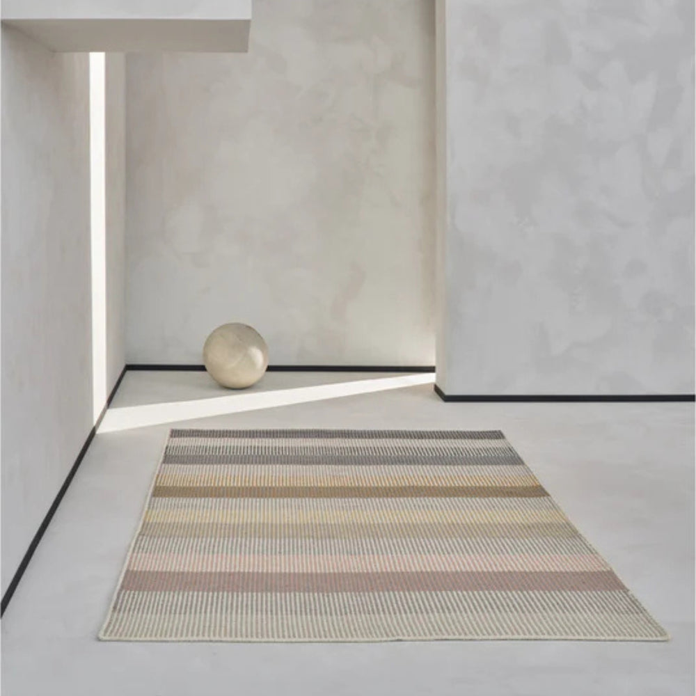 Devise gulvtæppe fra Linie Design i striber i farven mustard