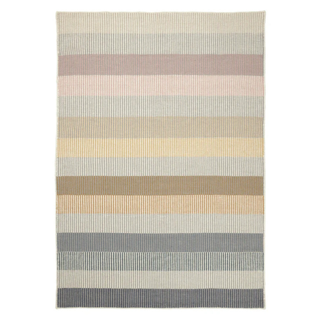 Devise gulvtæppe fra Linie Design i striber i farven mustard