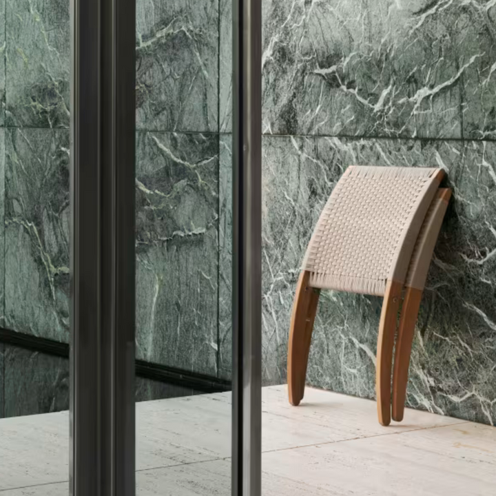 MG501 Outdoor Cubastolen dansk design her foldet sammen