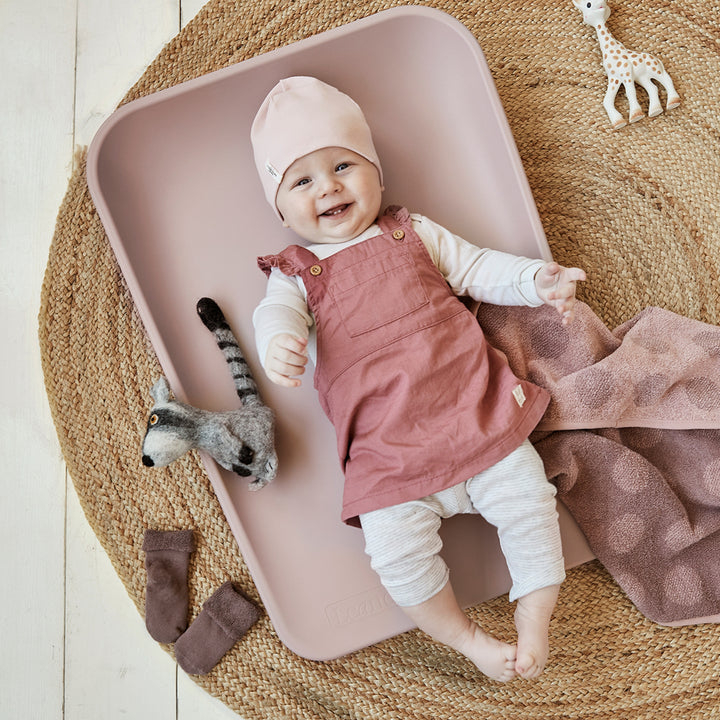 Matty puslepude fra Leander i farven wood rose med sød baby pige