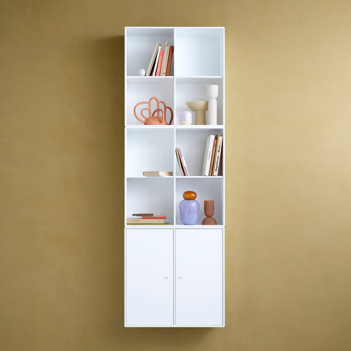 Cover skab fra Montana Selection i farven New White på væg