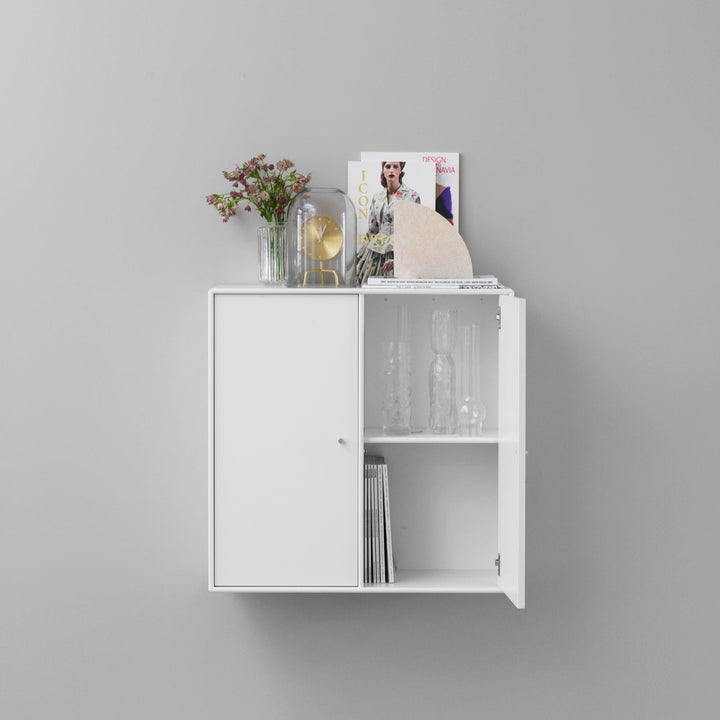 Cover skab fra Montana Selection i farven White på væg i stue