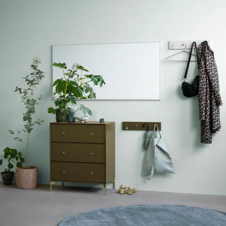 Carry kommode med ben fra Montana Selection i farven Oregano i entre