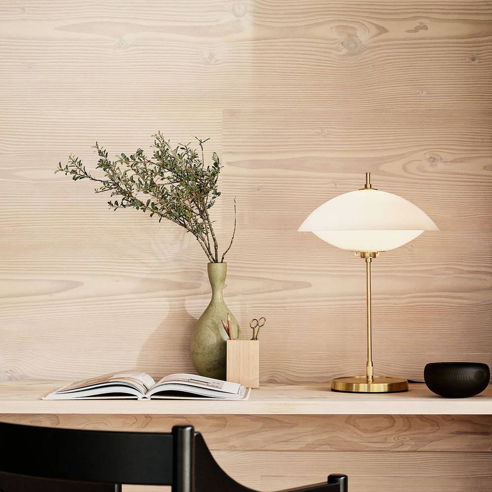 Musling bordlampe fra Fritz Hansen på skrivebord