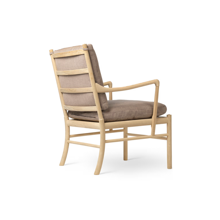 OW149 colonial chair fra Carl Hansen & Søn i stof i farven re-wool 0628 ryg