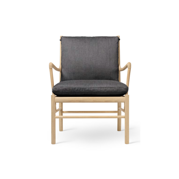 OW149 colonial chair fra Carl Hansen & Søn i stof i farven re-wool 0198 dark grey