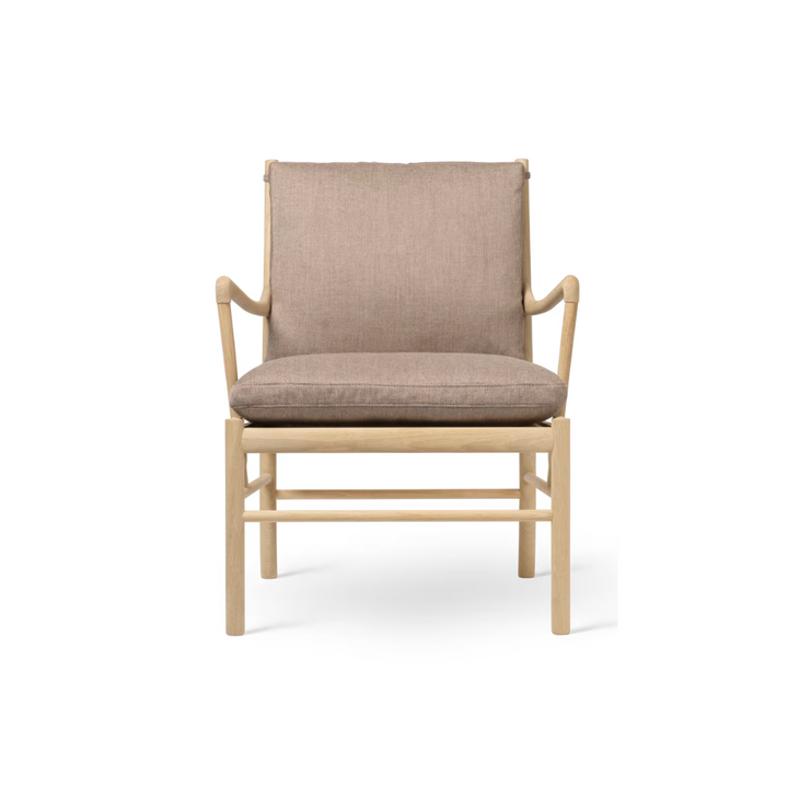 OW149 colonial chair fra Carl Hansen & Søn i stof i farven re-wool 0628 beige