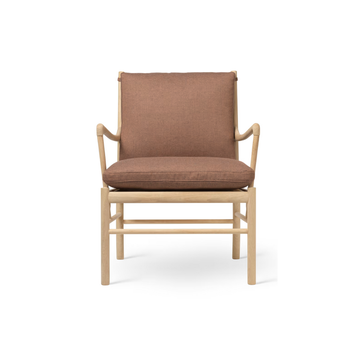 OW149 colonial chair fra Carl Hansen & Søn i stof i farven re-wool 0378 brun