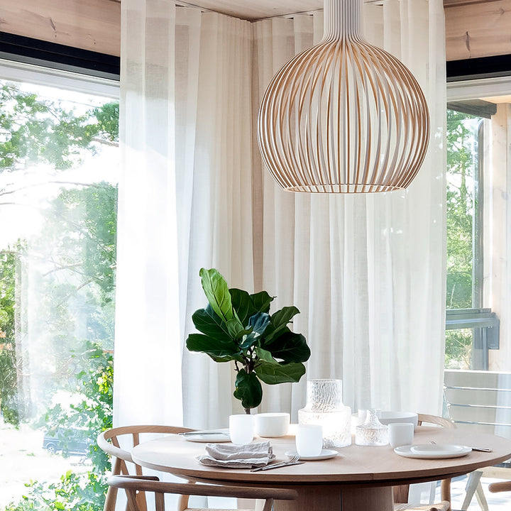 Octo 4240 pendel fra Secto Design i hvid over spisebord