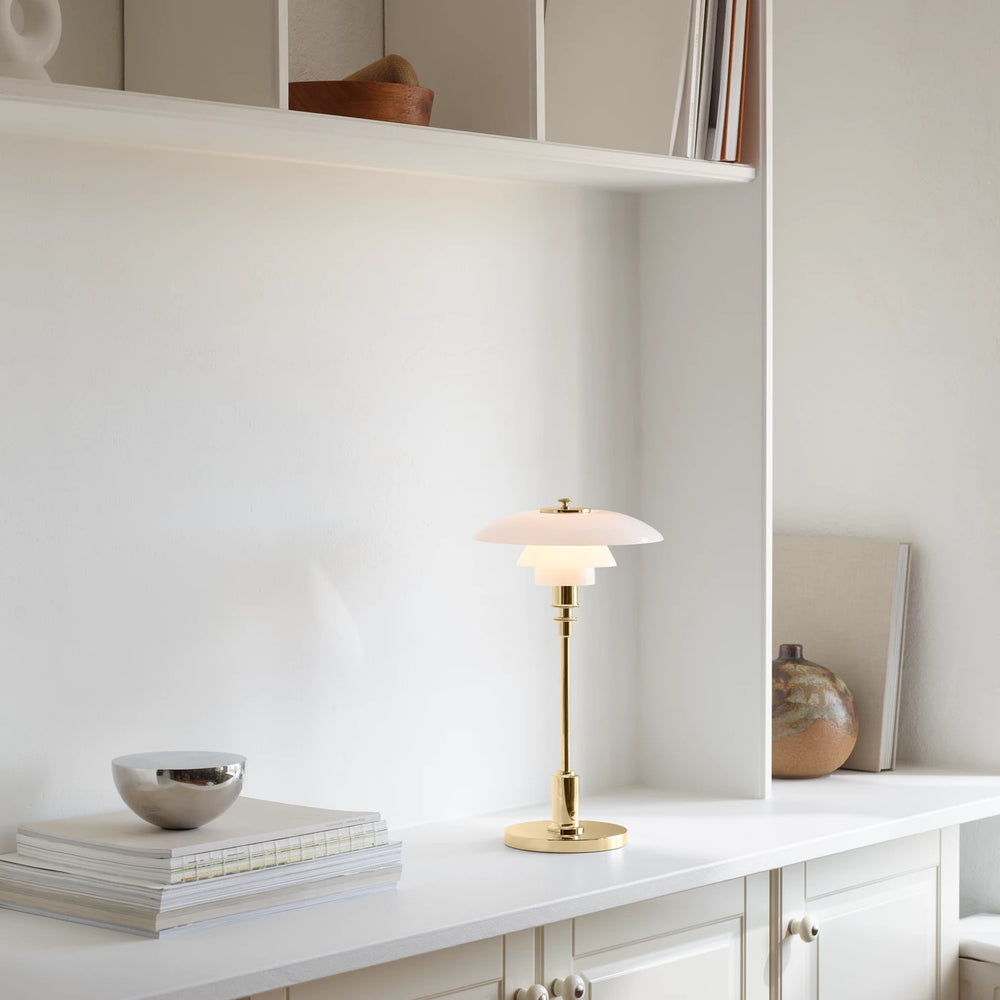PH 2-1 bordlampe fra Louis Poulsen af Poul Henningsen i messing tændt