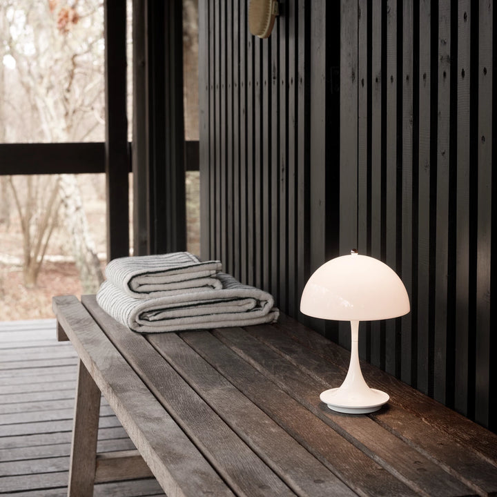 160 portable panthella bordlampe fra Louis Poulsen i hvid