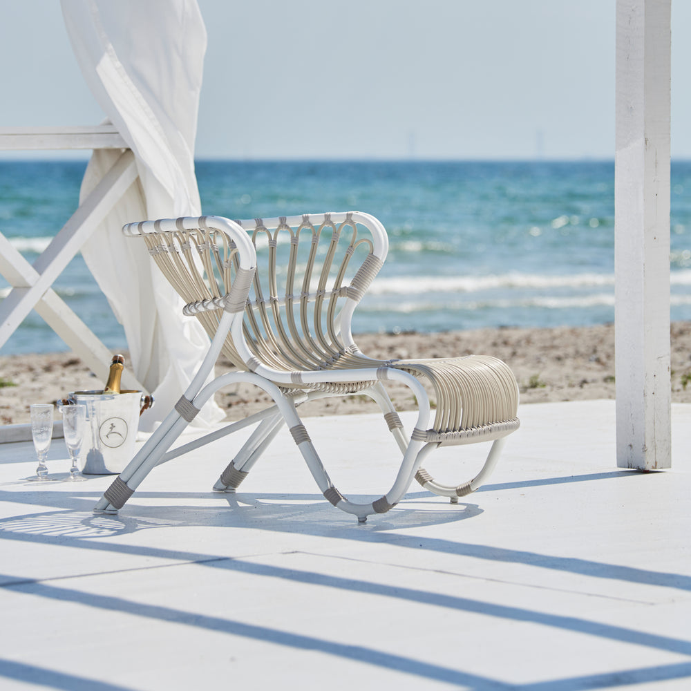 Miljøbillede fra stranden med loungestol fra Sika Design