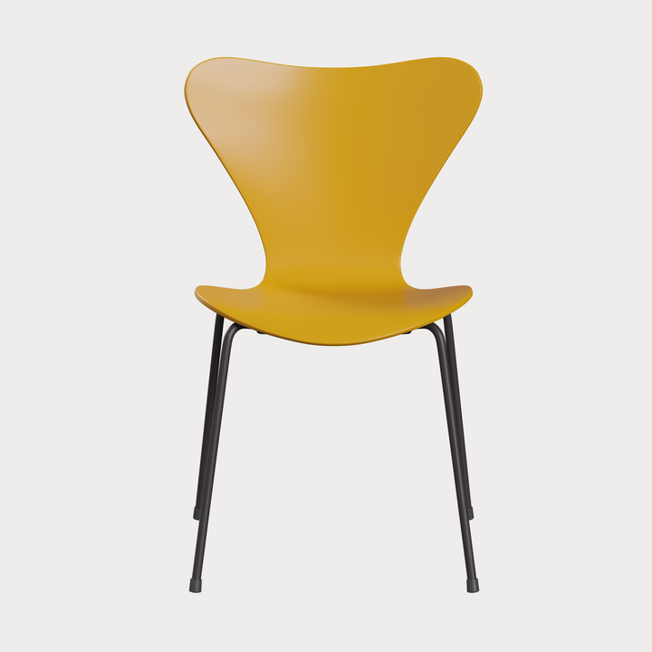 Syver stol af Arne Jacobsen fra Fritz Hansen i bronze og true yellow