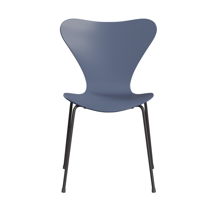Syver stol af Arne Jacobsen fra Fritz Hansen i bronze og deep blue
