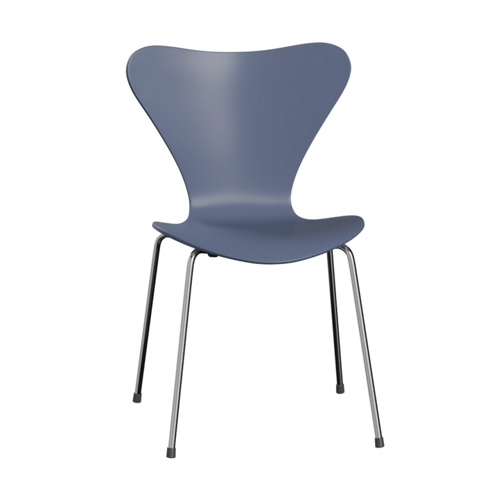 Syver stol af Arne Jacobsen fra Fritz Hansen i krom og deep blue