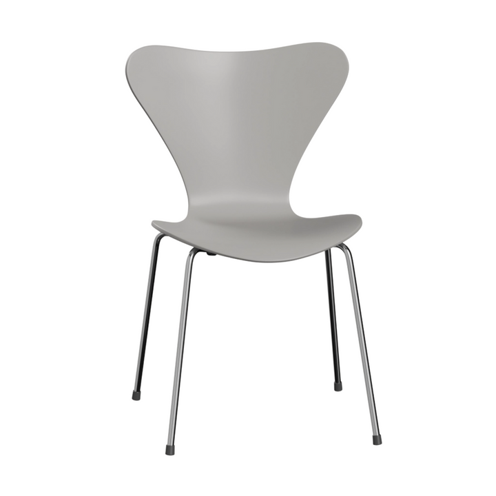 Syver stol af Arne Jacobsen fra Fritz Hansen i krom og nine grey
