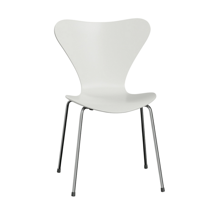 Syver stol af Arne Jacobsen fra Fritz Hansen i krom og hvid