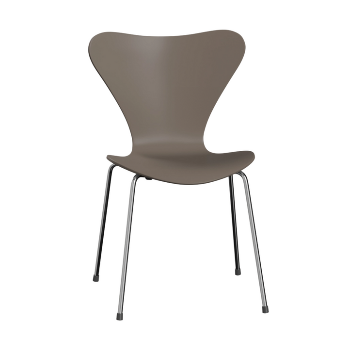 Syver stol af Arne Jacobsen fra Fritz Hansen i krom og deep clay